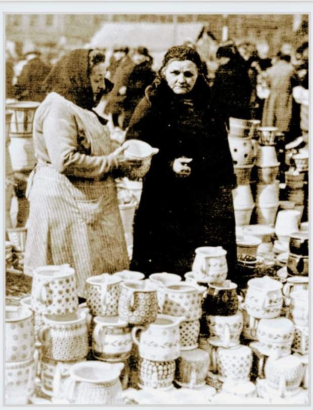 1930гг, покупательницы на рынке Вроцлава выбирают кувшины
